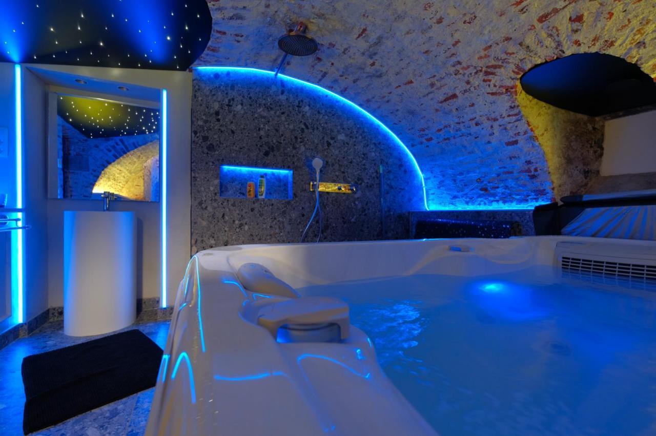 Secret Jacuzzi Mons - Parking Prive Gratuit Bed & Breakfast Luaran gambar